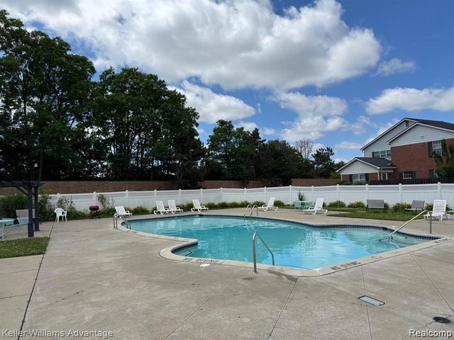 27689 W Echo Valley, Farmington Hills, MI 48334