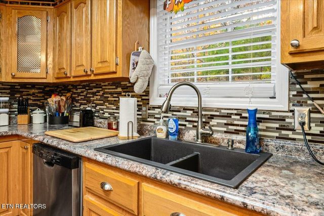 1449 Marcumtown Rd, Oneida, TN 37841