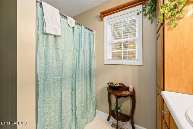 1449 Marcumtown Rd, Oneida, TN 37841