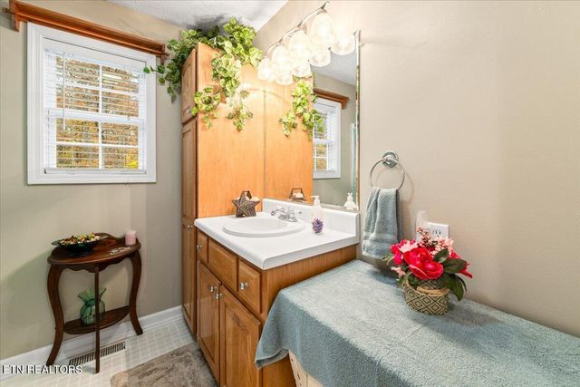 1449 Marcumtown Rd, Oneida, TN 37841