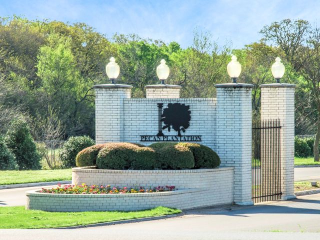 2131 E Landings N, Granbury, TX 76049