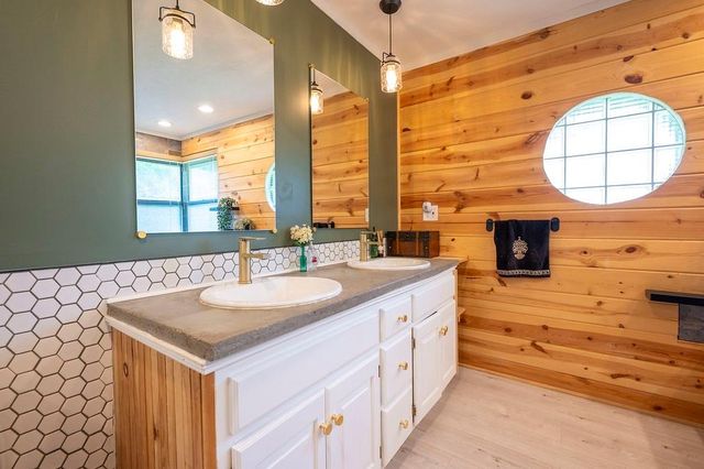 221 E 97th Street, Kansas City, MO 64114