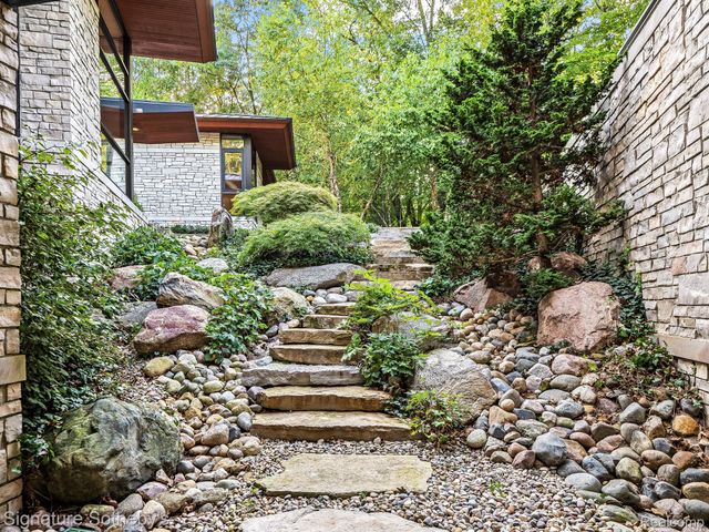 6956 COOLEY LAKE Road, White Lake Charter Township, MI 48383