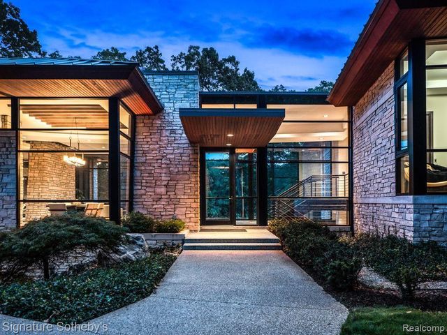 6956 COOLEY LAKE Road, White Lake Charter Township, MI 48383