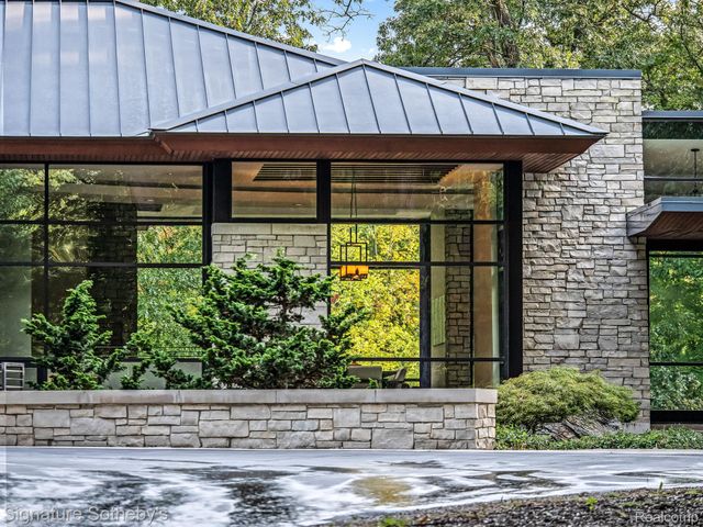 6956 COOLEY LAKE Road, White Lake Charter Township, MI 48383