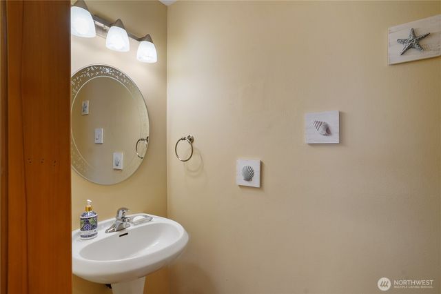 1934 W Earhart Street, Bremerton, WA 98312