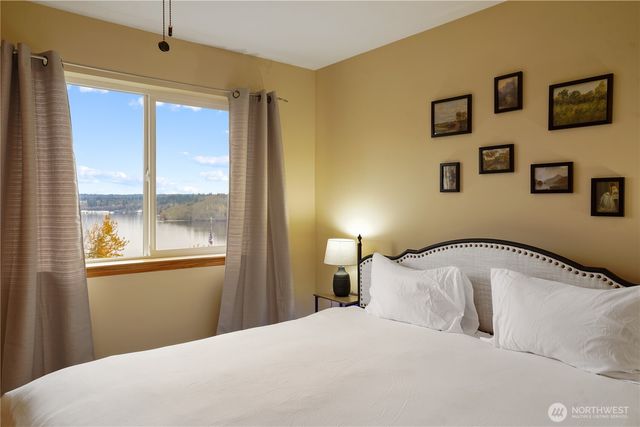 1934 W Earhart Street, Bremerton, WA 98312