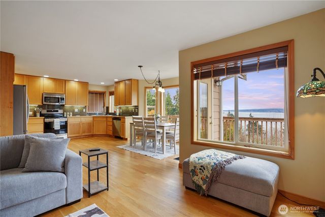 1934 W Earhart Street, Bremerton, WA 98312