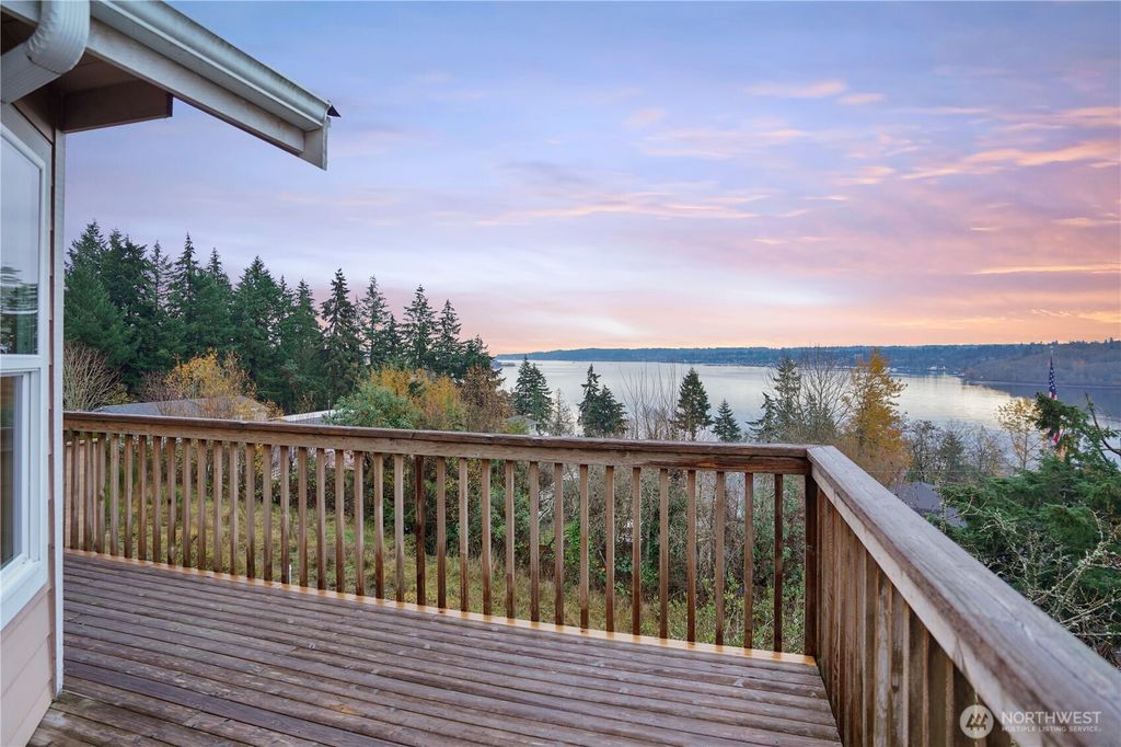 1934 W Earhart Street, Bremerton, WA 98312