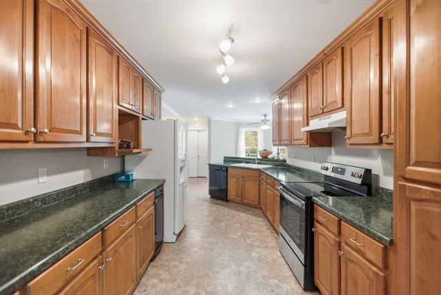 3 Derby Dr, Fayetteville, TN 37334