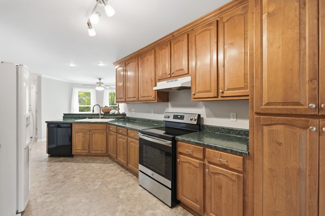 3 Derby Dr, Fayetteville, TN 37334