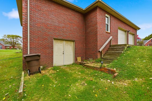 3 Derby Dr, Fayetteville, TN 37334