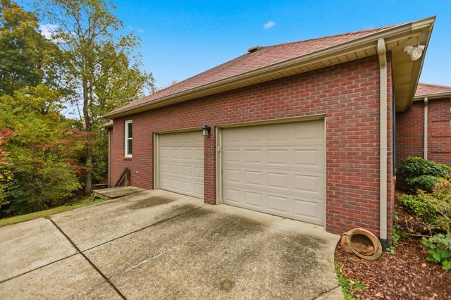 3 Derby Dr, Fayetteville, TN 37334