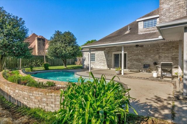 2210 Sunrise Oaks Drive, Orange, TX 77630