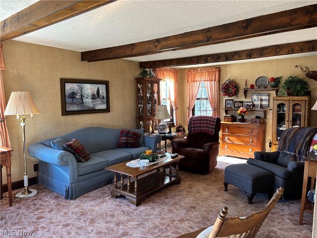 837 Walls Lake Drive NE, Vienna, OH 44473