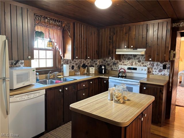 837 Walls Lake Drive NE, Vienna, OH 44473