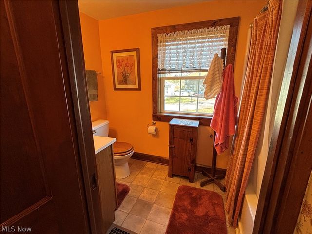 837 Walls Lake Drive NE, Vienna, OH 44473