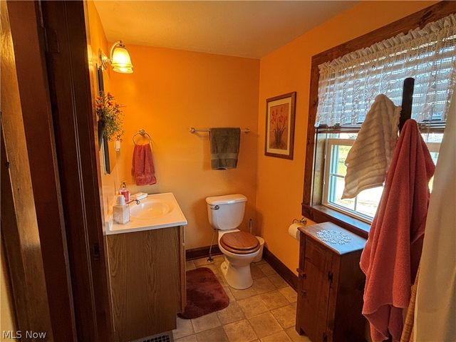 837 Walls Lake Drive NE, Vienna, OH 44473