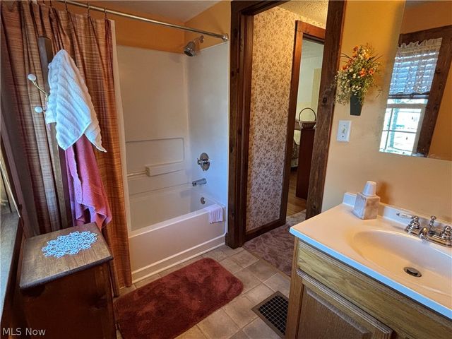 837 Walls Lake Drive NE, Vienna, OH 44473