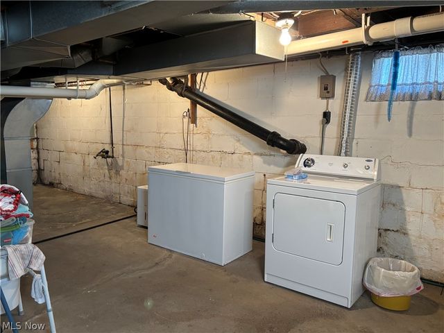 837 Walls Lake Drive NE, Vienna, OH 44473