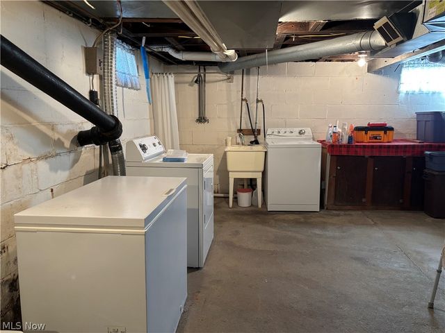 837 Walls Lake Drive NE, Vienna, OH 44473