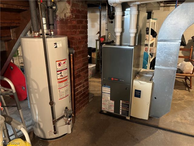 837 Walls Lake Drive NE, Vienna, OH 44473