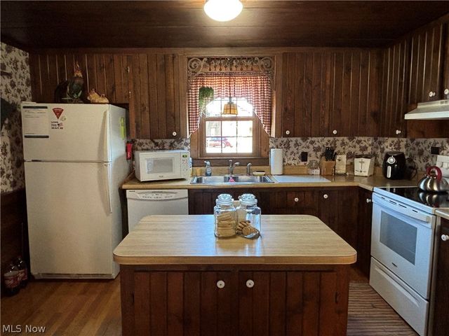 837 Walls Lake Drive NE, Vienna, OH 44473