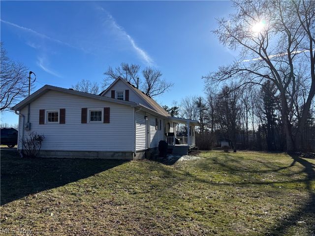 837 Walls Lake Drive NE, Vienna, OH 44473