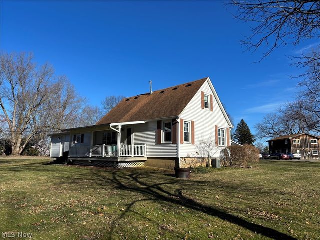 837 Walls Lake Drive NE, Vienna, OH 44473