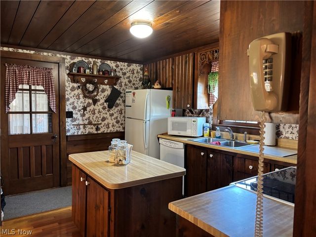 837 Walls Lake Drive NE, Vienna, OH 44473