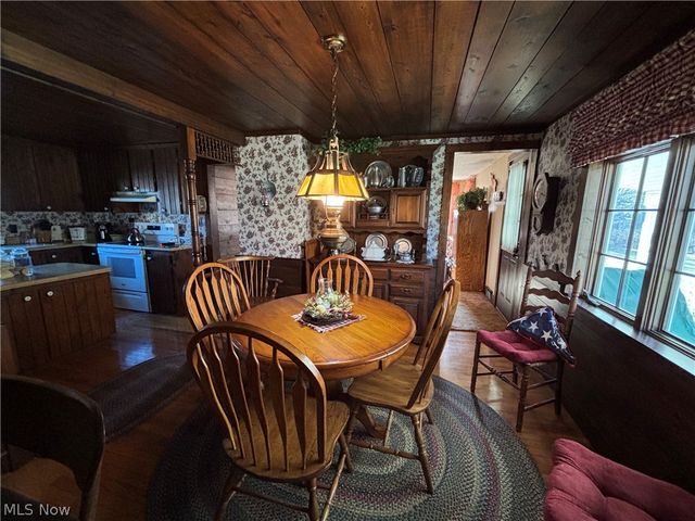 837 Walls Lake Drive NE, Vienna, OH 44473