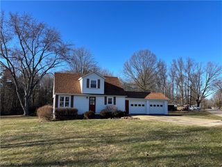 837 Walls Lake Drive NE, Vienna, OH 44473