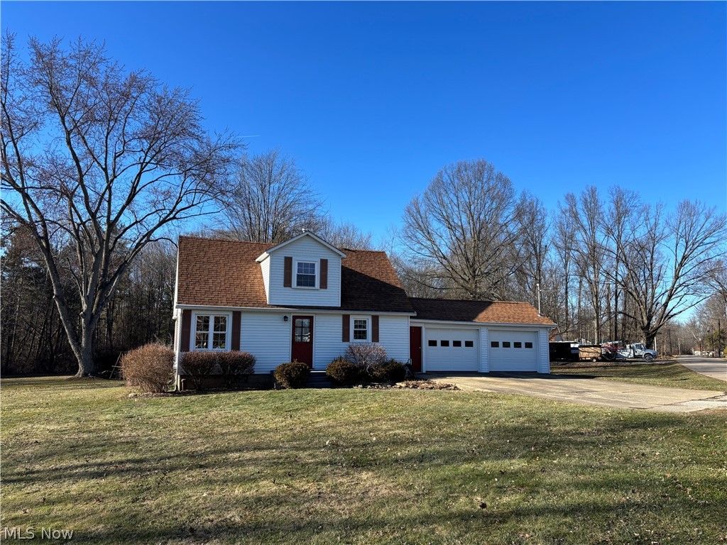 837 Walls Lake Drive NE, Vienna, OH 44473