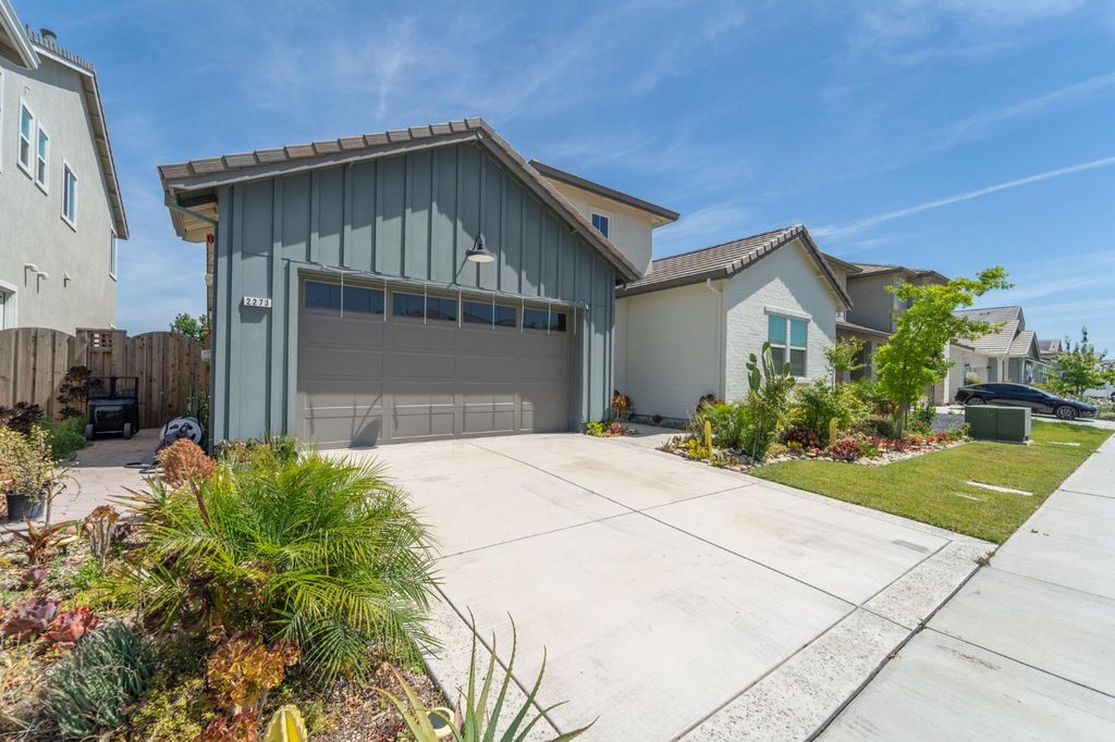 2273 Blue Heron Dr, Lathrop, CA 95330