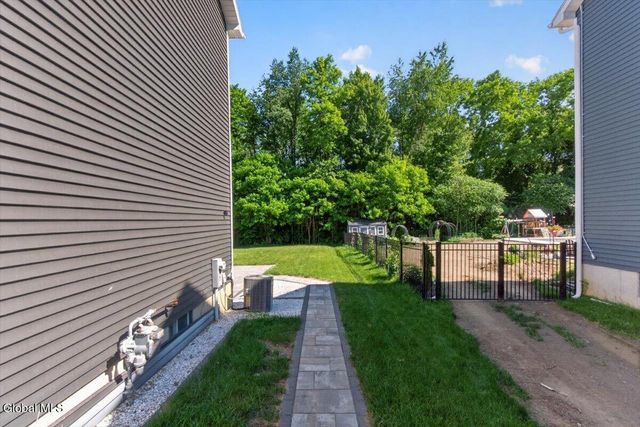 38 Wyatts Circle, East Greenbush, NY 12144
