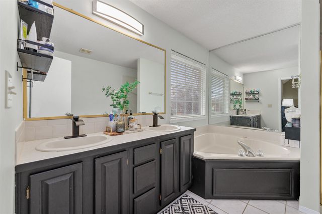 2735 N Meadow Oaks St, Wichita, KS 67220