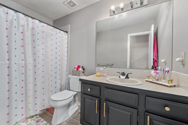 2735 N Meadow Oaks St, Wichita, KS 67220