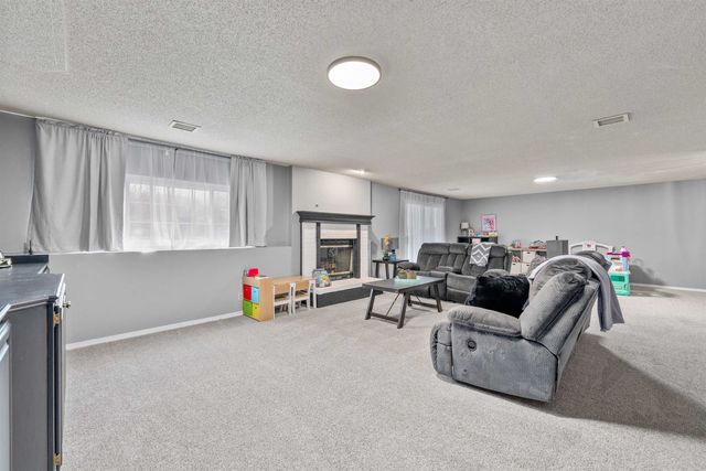 2735 N Meadow Oaks St, Wichita, KS 67220