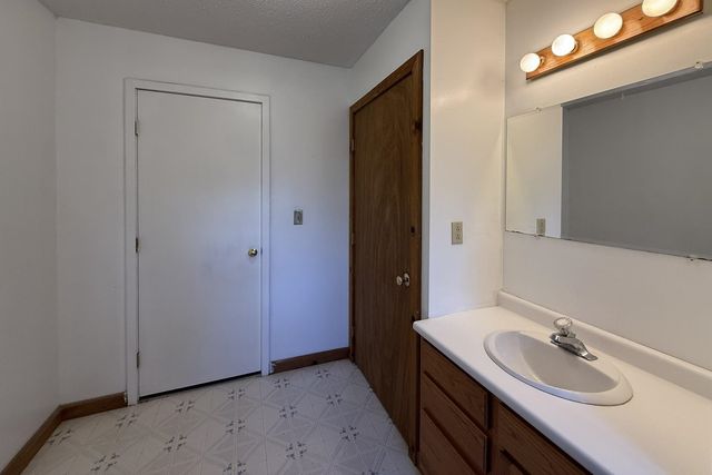 8 Cessna Place, Rutland City, VT 05701