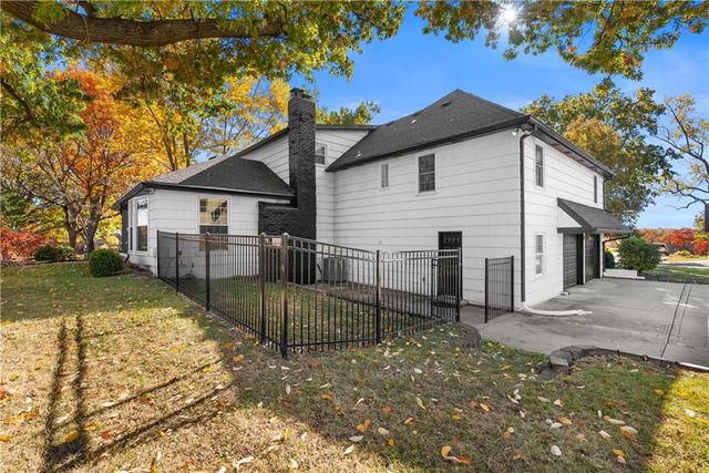 9504 W 106TH Street, Overland Park, KS 66212