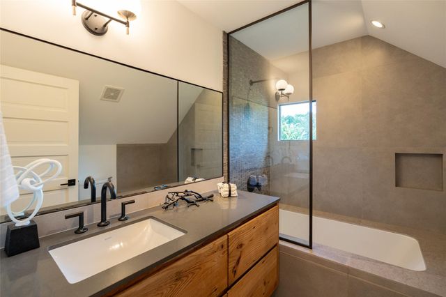 401 Cosmos Street, Houston, TX 77009