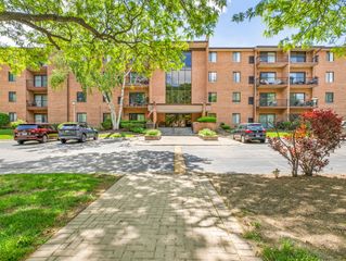 709 79TH Street 404, Darien, IL 60561