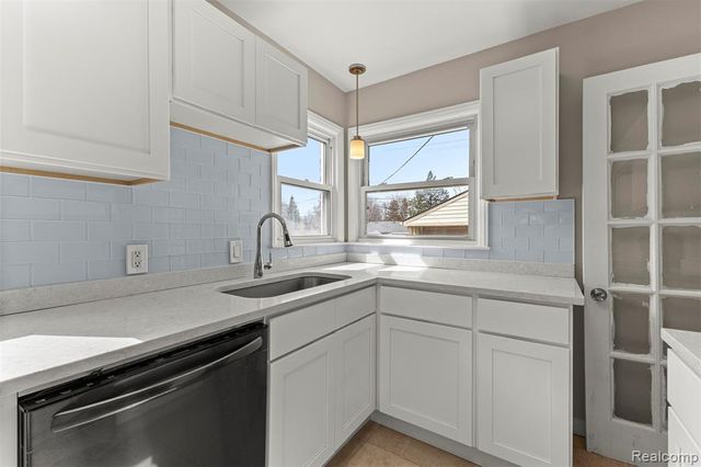 11321 Lenore Avenue, Redford, MI 48239