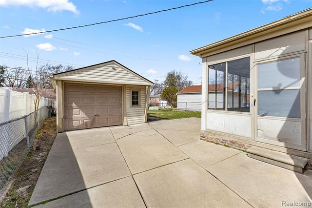 11321 Lenore Avenue, Redford, MI 48239