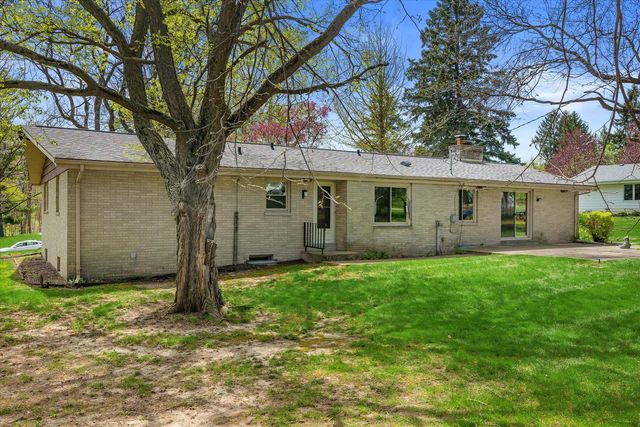 1135 Country Highlands DRIVE, Hubertus, WI 53033
