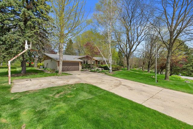 1135 Country Highlands DRIVE, Hubertus, WI 53033