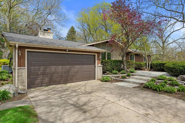1135 Country Highlands DRIVE, Hubertus, WI 53033