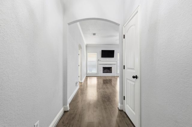 557 Jeffdale Drive, Burleson, TX 76028