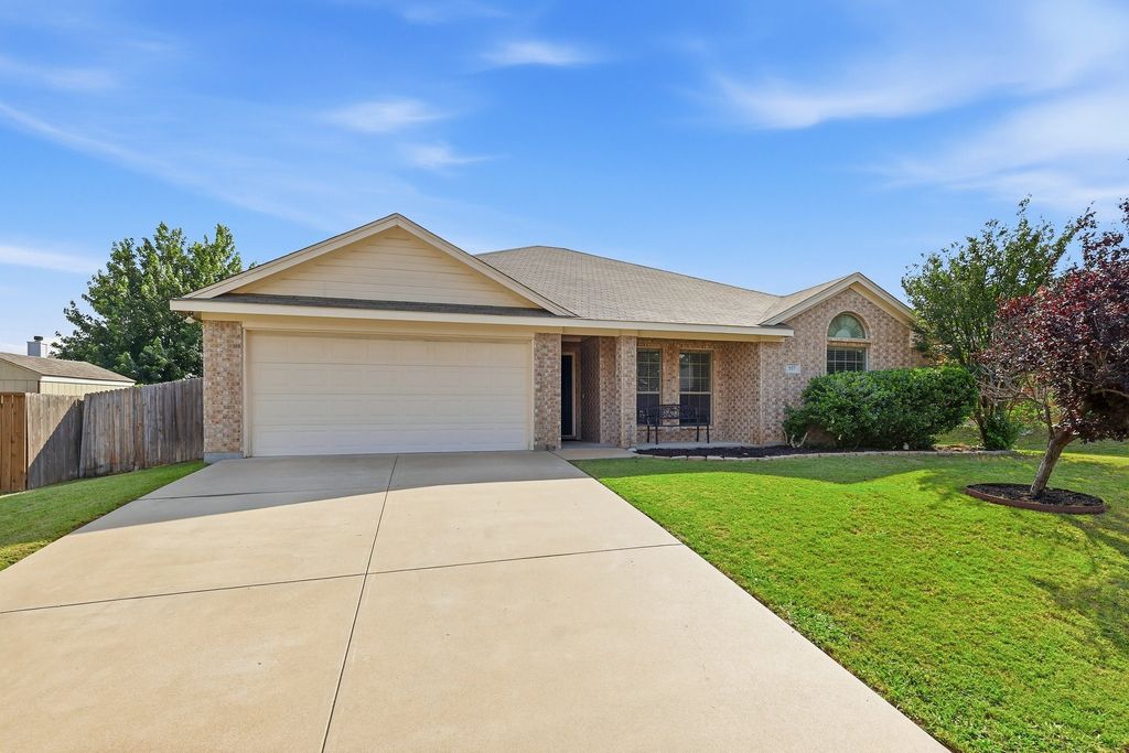 557 Jeffdale Drive, Burleson, TX 76028