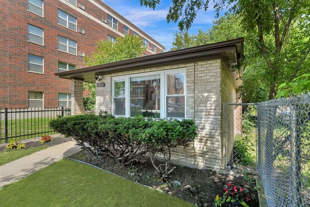 9117 S Brandon Avenue, Chicago, IL 60617